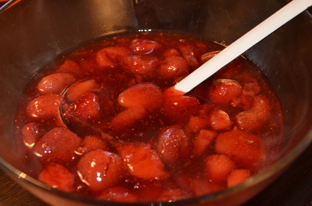 jordgubbskräm i skål