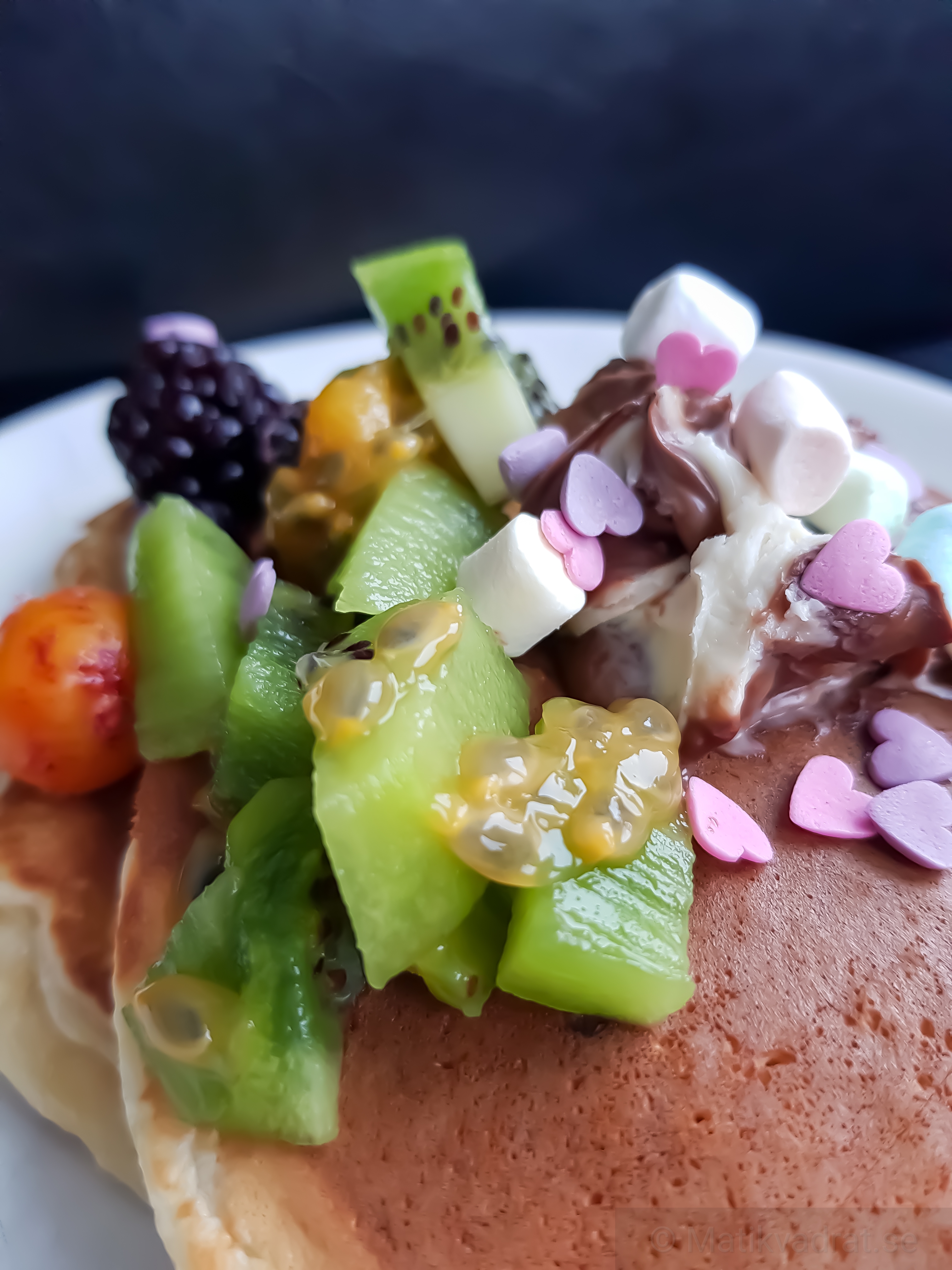 Pannkaka med frukt, bär och nutella