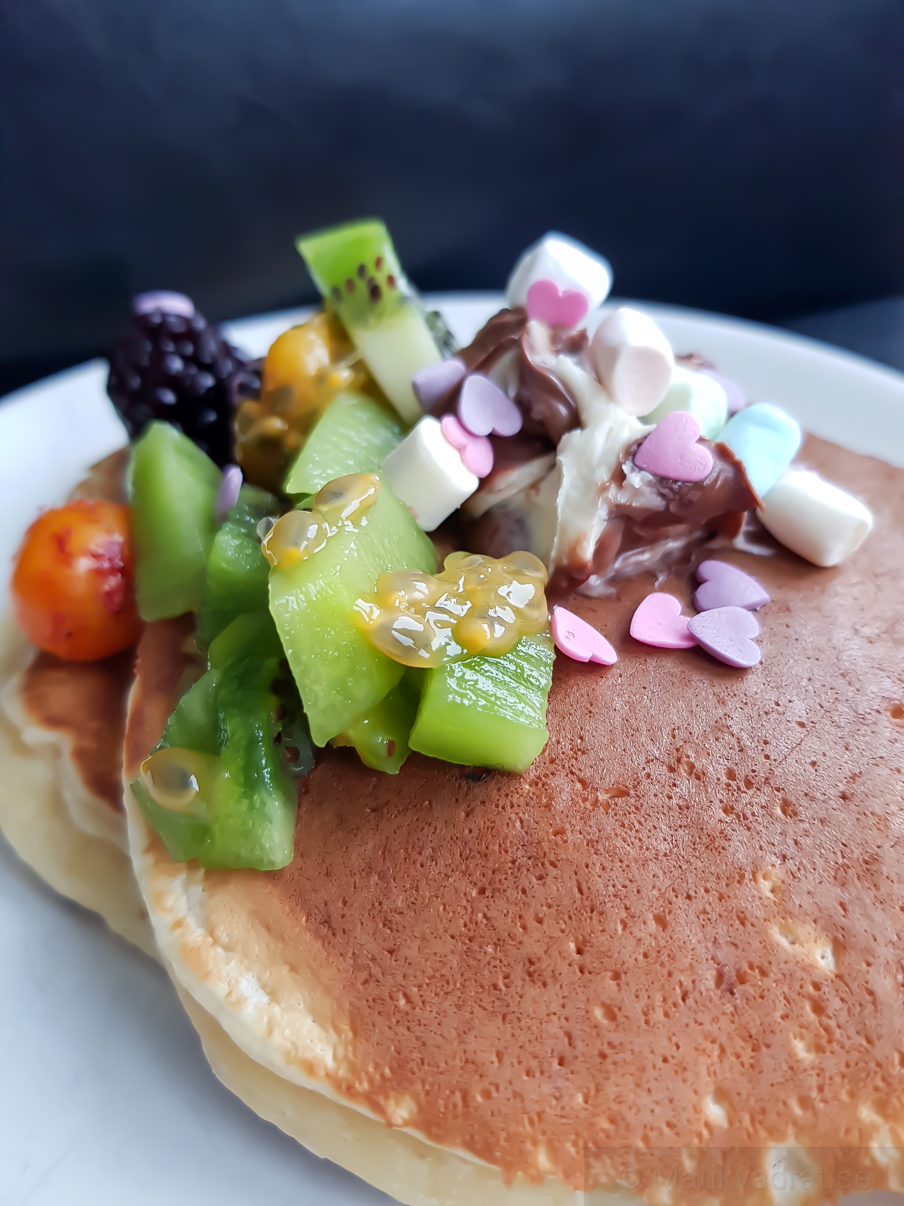 Pannkaka med frukt, bär och nutella